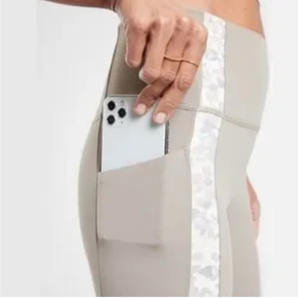 Athleta Salutation Stash Pocket Serene 7/8 tights